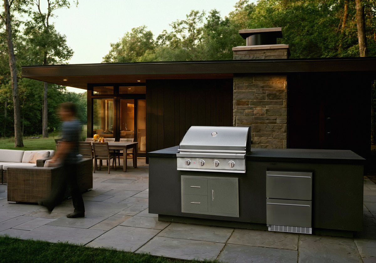 Summerset Sizzler 32-Inch 4-Burner Freestanding Gas Grill on Deluxe Cart