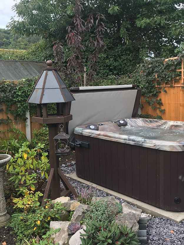Aspen Spas Quattro Hot Tub 4-Person Spa – Compact Design with Lounger and Captain’s Chair