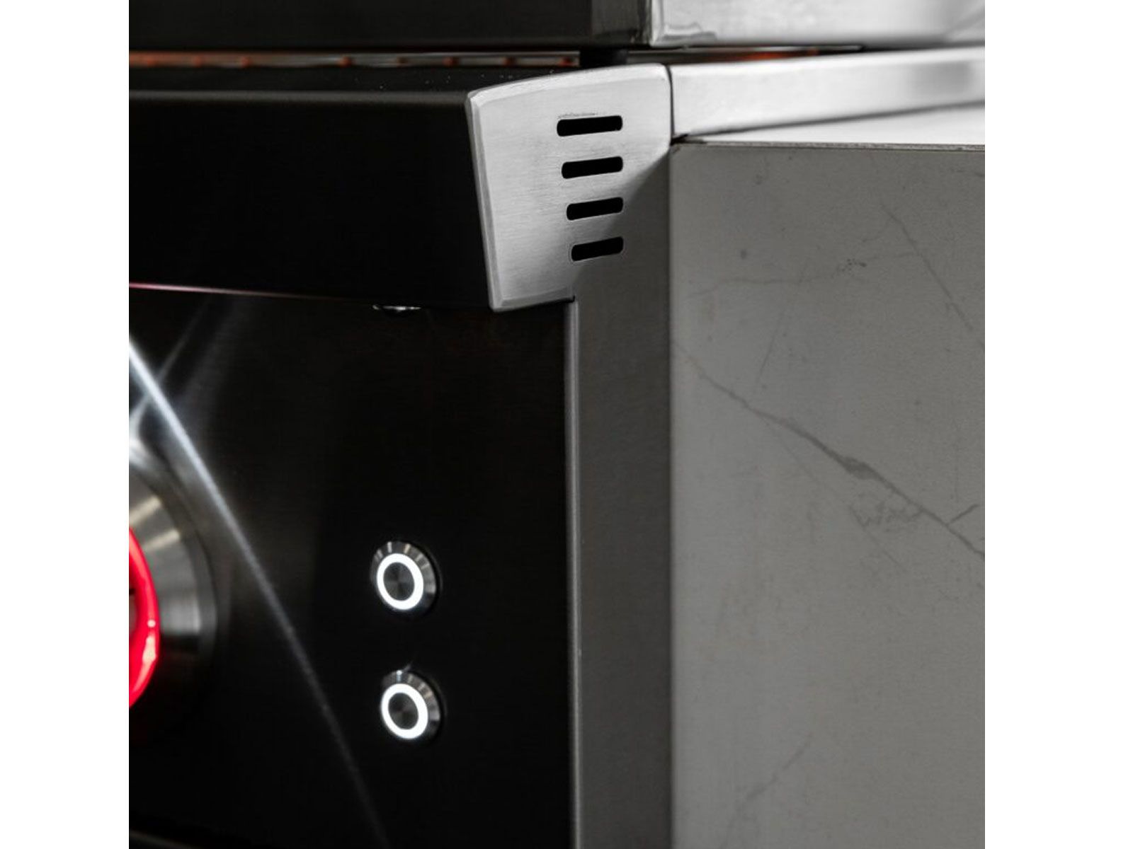 Summerset Sizzler Pro 32-inch 4-Burner Freestanding Gas Grill w/ Rear Infrared Burner